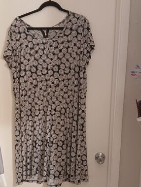 Michael Kors Black & White Leaf-Print Midi Dress